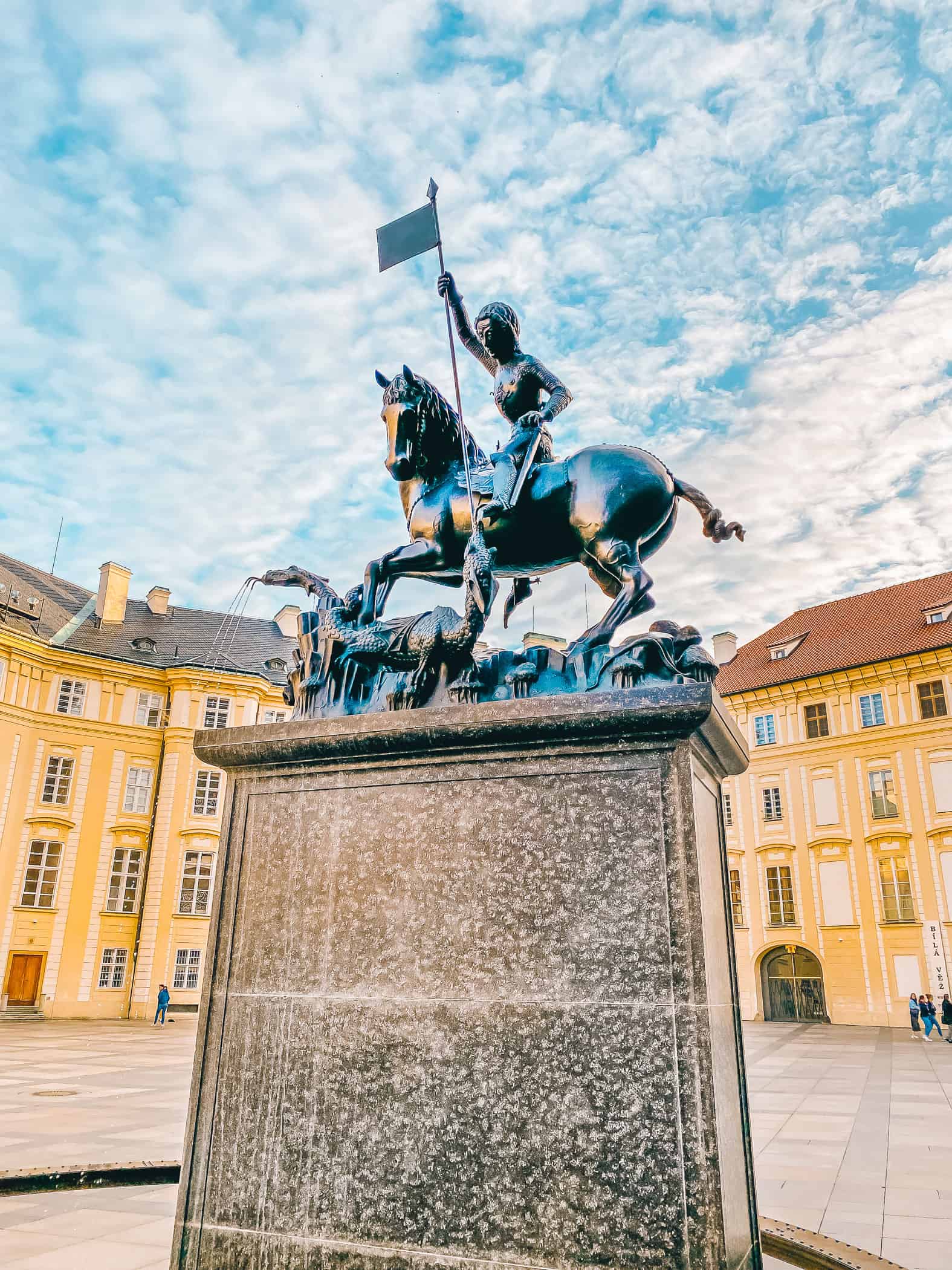 Trzeci Dziedziniec Zamku Praskiego, Pomnik św. Jerzego na koniu